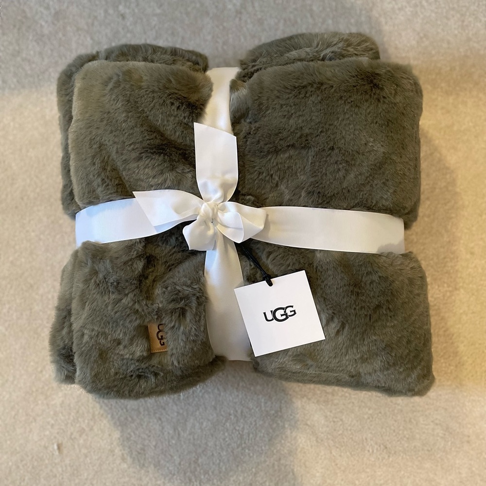 NWT UGG blanket throw
